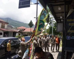 Pemko Tertibkan Spanduk dan Booth Pedagang di Jalan Utama Kota