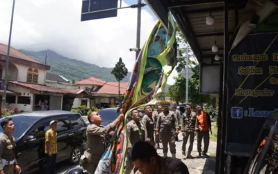 Pemko Tertibkan Spanduk dan Booth Pedagang di Jalan Utama Kota