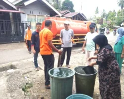 Gerak Cepat Pemkab Dharmasraya Salurkan 64.000 Liter Air Bersih per Hari untuk Warga Terdampak Kemarau