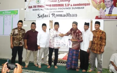 Safari Ramadhan di Mushalla Al-Jannah, Evi Yandri Serahkan Bantuan Rp20 Juta