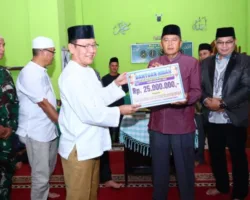 Walikota Zulmaeta Serahkan Bantuan Rp35 Juta untuk Pembangunan Masjid Baiturrahman