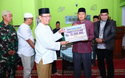 Walikota Zulmaeta Serahkan Bantuan Rp35 Juta untuk Pembangunan Masjid Baiturrahman