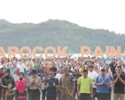 Wabup Risnaldi Buka Goro Massal HPSN 2026 di Pantai Carocok