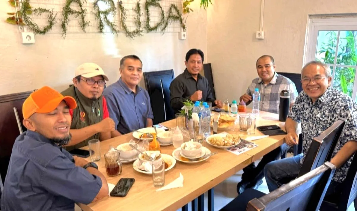 Dari kanan: Dr Aqua Dwipayana, Hendri Parjiga, Hamdanus, Firdaus Abie, Revdi Iwan Syahputra disela-sela diskuski. (Foto ist)