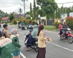 Pramuka Kwarran Pariaman Timur Tebar Kebaikan Melalui Aksi Berbagi Takjil