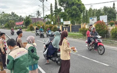 Pramuka Kwarran Pariaman Timur Tebar Kebaikan Melalui Aksi Berbagi Takjil