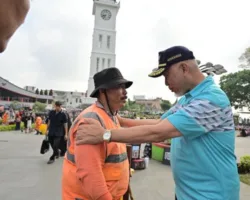 Tinjau Pasar Ateh Bukittinggi Saat Puncak Libur Lebaran, Gubernur Mahyeldi Tekankan Hospitality dan Kebersihan Kawasan Wisata