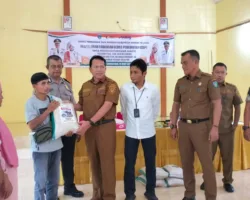 Bantuan Beras Cadangan Pemerintah Disalurkan untuk 53 KK di Huntara Bayang Utara