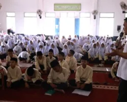 Pelajar SMPN 5 Batusangkar Peroleh Penyuluhan Literasi Digital dari Kominfo Tanah Datar