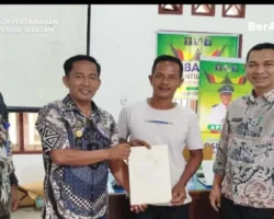 Sertifikat Tanah Diserahkan kepada Warga Sutera, Perkuat Kepastian Hukum