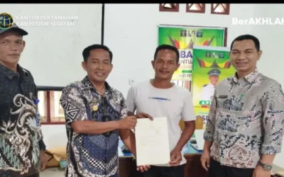 Sertifikat Tanah Diserahkan kepada Warga Sutera, Perkuat Kepastian Hukum