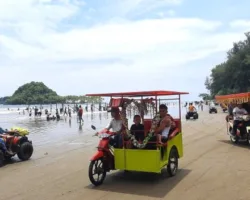 Libur Lebaran di Pantai Air Manis, Ini Kata Wisatawan…