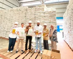 Pemkab Pessel Pastikan Kualitas Bantuan Pangan, Beras dan Minyak Goreng Diuji di Gudang Bulog Sago