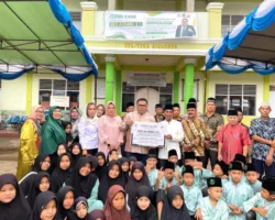 Rico Alviano Salurkan Bantuan Senilai Rp100 Juta untuk TPA Almunawarah di Tanah Datar