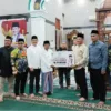 Safari Ramadhan Wakil Ketua DPRD Sumbar, Evi Yandri Serahkan Bantuan untuk Masjid Al Munawarah Pagambiran