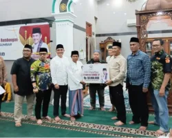 Safari Ramadhan Wakil Ketua DPRD Sumbar, Evi Yandri Serahkan Bantuan untuk Masjid Al-Munawarah Pagambiran