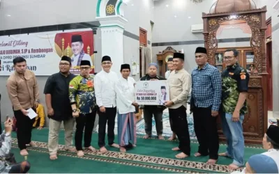 Safari Ramadhan Wakil Ketua DPRD Sumbar, Evi Yandri Serahkan Bantuan untuk Masjid Al-Munawarah Pagambiran