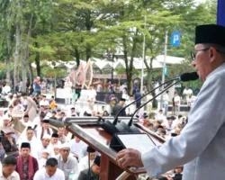 Hujan tak Surutkan Antusias, Ribuan Umat Muslim Laksanakan Shalat Idulfitri di Lapangan Cindua Mato