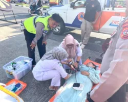 Tim Rescue BPBD Kota Padang Evakuasi Warga Pingsan di Kawasan Purus