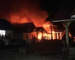 Sehari Jelang Lebaran, “Sijago Merah” Lalap Rumah dan Kendaraan di Jorong Bintungan III Selatan