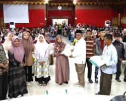 Anggota DPR RI Arisal Azis Serahkan Bantuan Sembako untuk 276 Pendidik dan Tendik