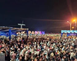 Disaksikan Ribuan Masyarakat, Malam Puncak Perayaan Lebaran di Pantai Carocok Berlangsung Semarak