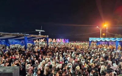 Disaksikan Ribuan Masyarakat, Malam Puncak Perayaan Lebaran di Pantai Carocok Berlangsung Semarak