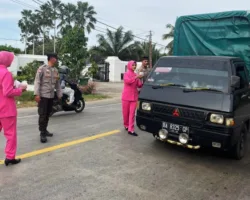 Ramadan Penuh Berkah, Polsek Pulau Punjung Berbagi Takjil untuk Pengendara