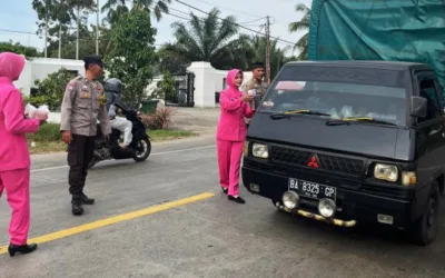 Ramadan Penuh Berkah, Polsek Pulau Punjung Berbagi Takjil untuk Pengendara