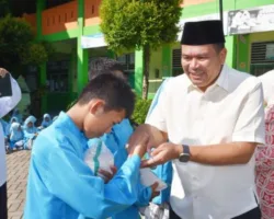Walikota Yota Balad Serahkan Bantuan Paket Sembako Di SMP N 2 Pariaman