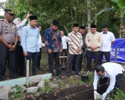 Letakan Batu Pertama Rumah Layak Huni, Bupati Eka Putra Apresiasi Perantau