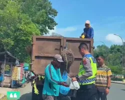 Polantas Sijunjung Tebar Kepedulian, Berbagi di Jalan Sambil Edukasi Keselamatan