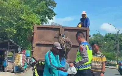 Polantas Sijunjung Tebar Kepedulian, Berbagi di Jalan Sambil Edukasi Keselamatan
