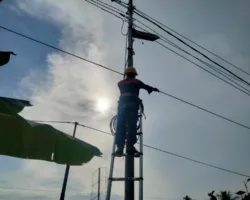 Perkuat Kualitas Konektivitas, PLN Icon Plus Lakukan Pemeliharaan Jaringan Fiber Optik di Batang Anai