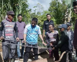 Wali Kota Solok Serahkan Bantuan Presiden kepada Warga Terdampak Bencana Hidrometeorologi