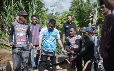 Wali Kota Solok Serahkan Bantuan Presiden kepada Warga Terdampak Bencana Hidrometeorologi