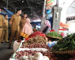Wali Kota Riyanda Tinjau Infrastruktur dan Serap Aspirasi Pedagang di Pasar Sawahlunto