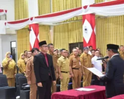 Bupati John Kenedy Azis Lantik Hendra Aswara Penjabat Sekda Padang Pariaman