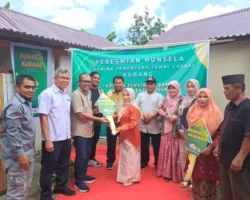 Dua Penyintas Banjir Batu Busuk Terima HunseLa dari Donatur dan Inisiator
