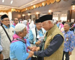Gubernur Mahyeldi Lepas Keberangkatan 384 Calon Jemaah Haji Kloter 1 Embarkasi Padang