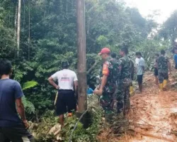 TNI, BPBD, dan Warga Bersinergi Bersihkan Longsor di Lubuk Telaok