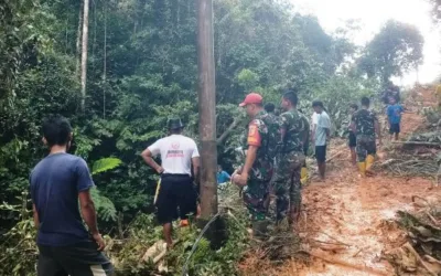 TNI, BPBD, dan Warga Bersinergi Bersihkan Longsor di Lubuk Telaok