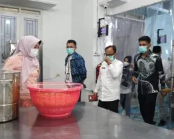 Ketua TP-PKK Padang Panjang Tinjau Dapur MBG, Soroti Kebersihan dan Standar Gizi