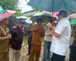 Jembatan dalam Pembangunan, Wabup Risnaldi Luruskan Isu Siswa Bertaruh Nyawa di Lumpo