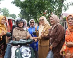 Peringati Hari Kartini, Srikandi Kebencanaan Padang Gelar Aksi Simpatik Bagi Bunga dan Kunjungi Tokoh Perempuan