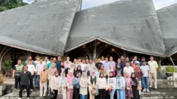 Keluarga besar Asosiasi Pengembang Perumahan dan Permukiman Seluruh Indonesia (APERSI) Sumatera Barat foto bersama usai kegiatan gathering di Marawa Beach, Padang, Jumat (1/4/2025). (Foto ist)
