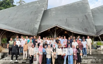 Keluarga besar Asosiasi Pengembang Perumahan dan Permukiman Seluruh Indonesia (APERSI) Sumatera Barat foto bersama usai kegiatan gathering di Marawa Beach, Padang, Jumat (1/4/2025). (Foto ist)