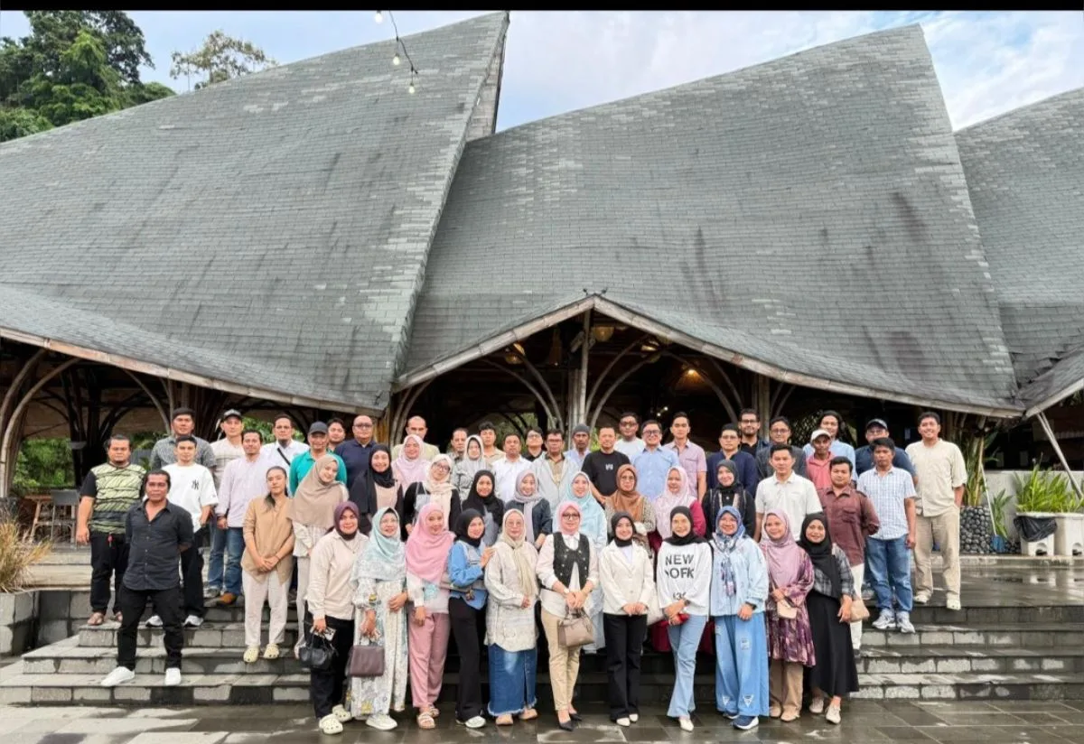 Keluarga besar Asosiasi Pengembang Perumahan dan Permukiman Seluruh Indonesia (APERSI) Sumatera Barat foto bersama usai kegiatan gathering di Marawa Beach, Padang, Jumat (1/4/2025). (Foto ist)