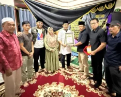 KONI Sumbar Berikan Penghargaan Kehormatan untuk Munandar Maska dan Thio Hok Seng