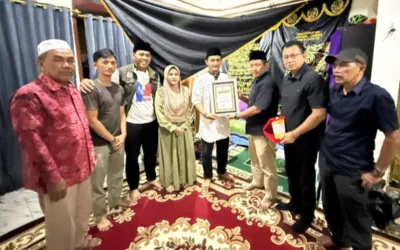 KONI Sumbar Berikan Penghargaan Kehormatan untuk Munandar Maska dan Thio Hok Seng